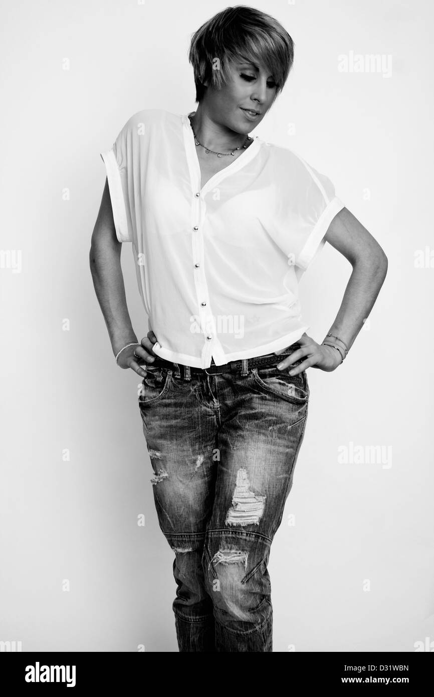 Retrato En Blanco Y Negro De Una Mujer De Pelo Corto En Vestimenta Casual Fotografia De Stock Alamy