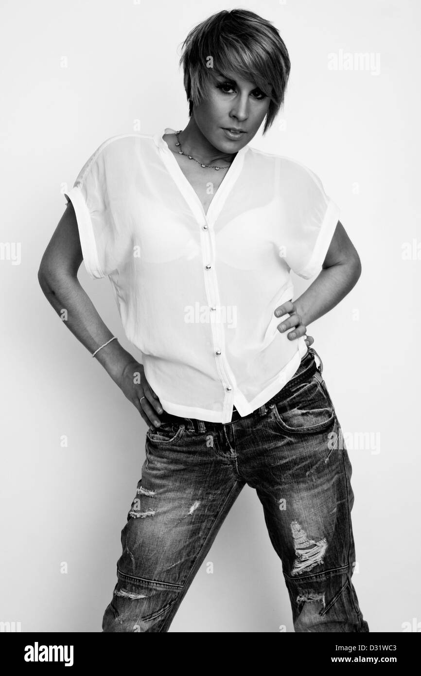 Retrato En Blanco Y Negro De Una Mujer De Pelo Corto En Vestimenta Casual Fotografia De Stock Alamy