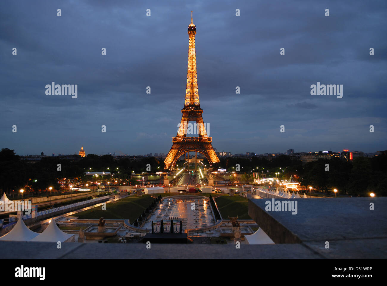 Horizontal-View durante la noche de la Torre Eiffel, en París, Francia. Foto de stock