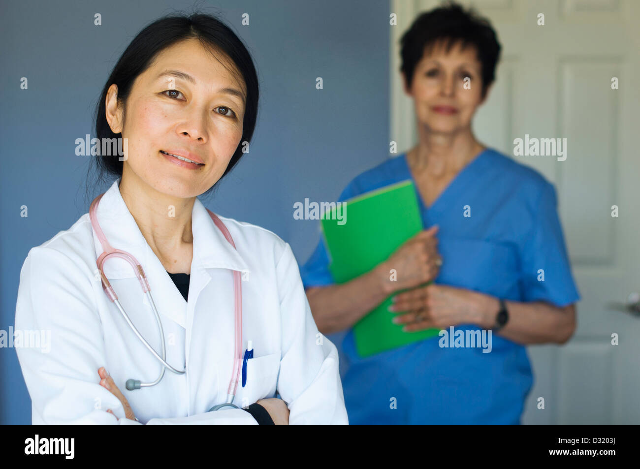 El médico y la enfermera de pie en Office Foto de stock
