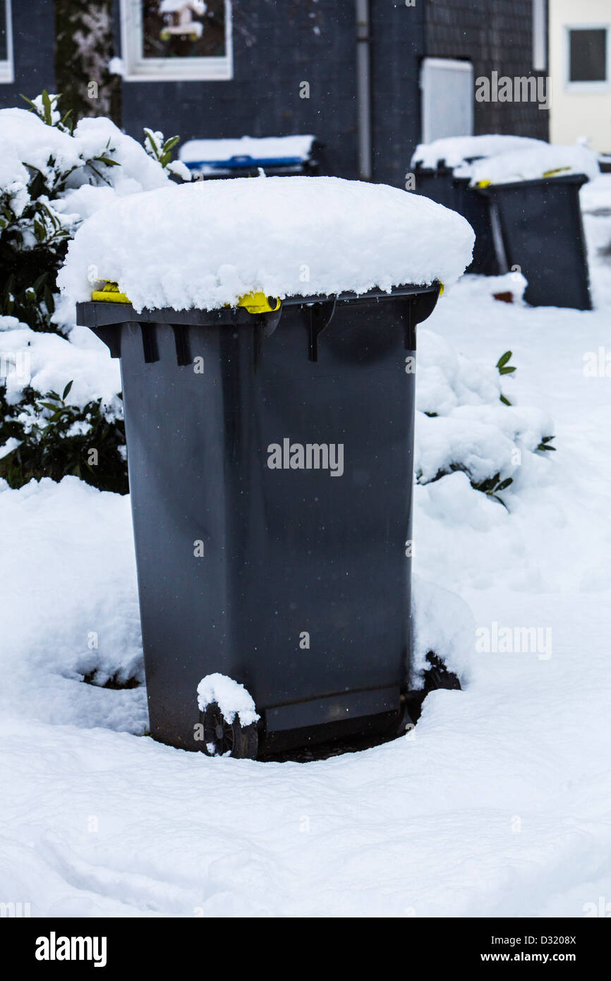 Basura cubiertos de nieve. Debido a las intensas nevadas de la basura no se puede vaciar por servicios de recolección de basura. Foto de stock