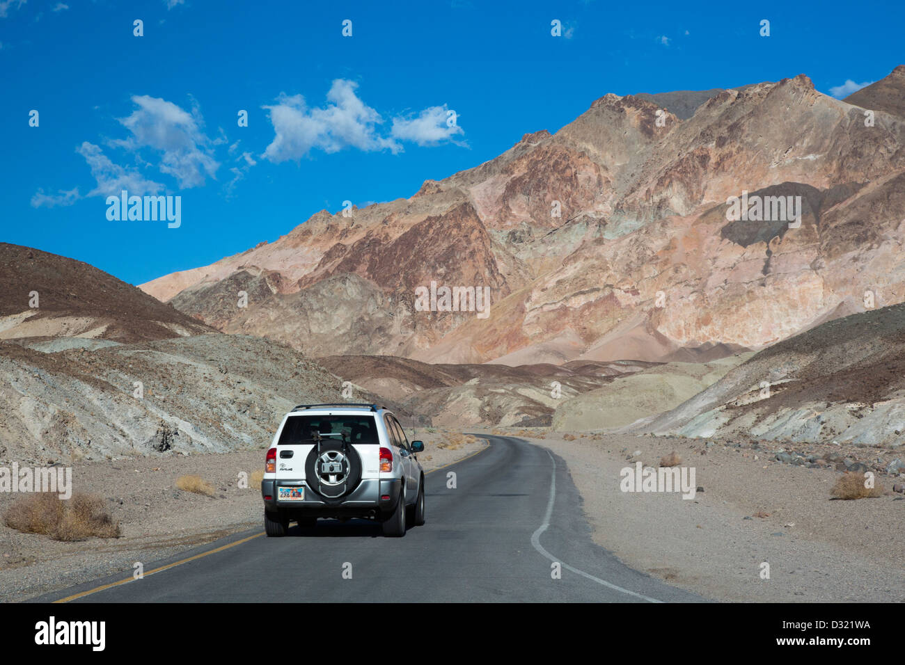 El Parque Nacional Valle de la Muerte, California - Artists Drive, una carretera escénica a través de coloridas montañas volcánicas y sedimentarias. Foto de stock