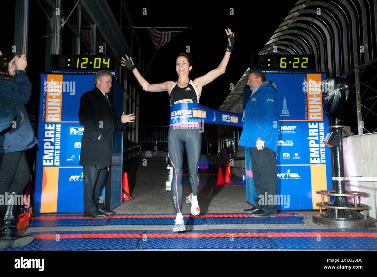 Febrero 6, 2013 - Manhattan, Nueva York, EE.UU. - de la mujer invitational ganador SUZY WALSHAM cruza la línea de meta en el 2013, el Edificio Empire State Run-Up, una ascensión vertical de 1.576 escaleras arriba 86 historias que totalizan cerca de un cuarto de milla, el miércoles, 6 de febrero de 2013. (Crédito de la Imagen: © Bryan Smith/ZUMAPRESS.com) Foto de stock