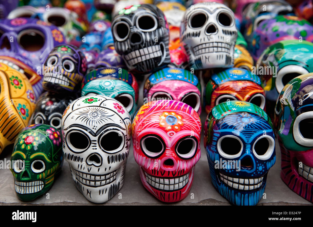 Calaveras decorativas hechas de porcelana multicolor que son recuerdos  tradicionales mexicanos