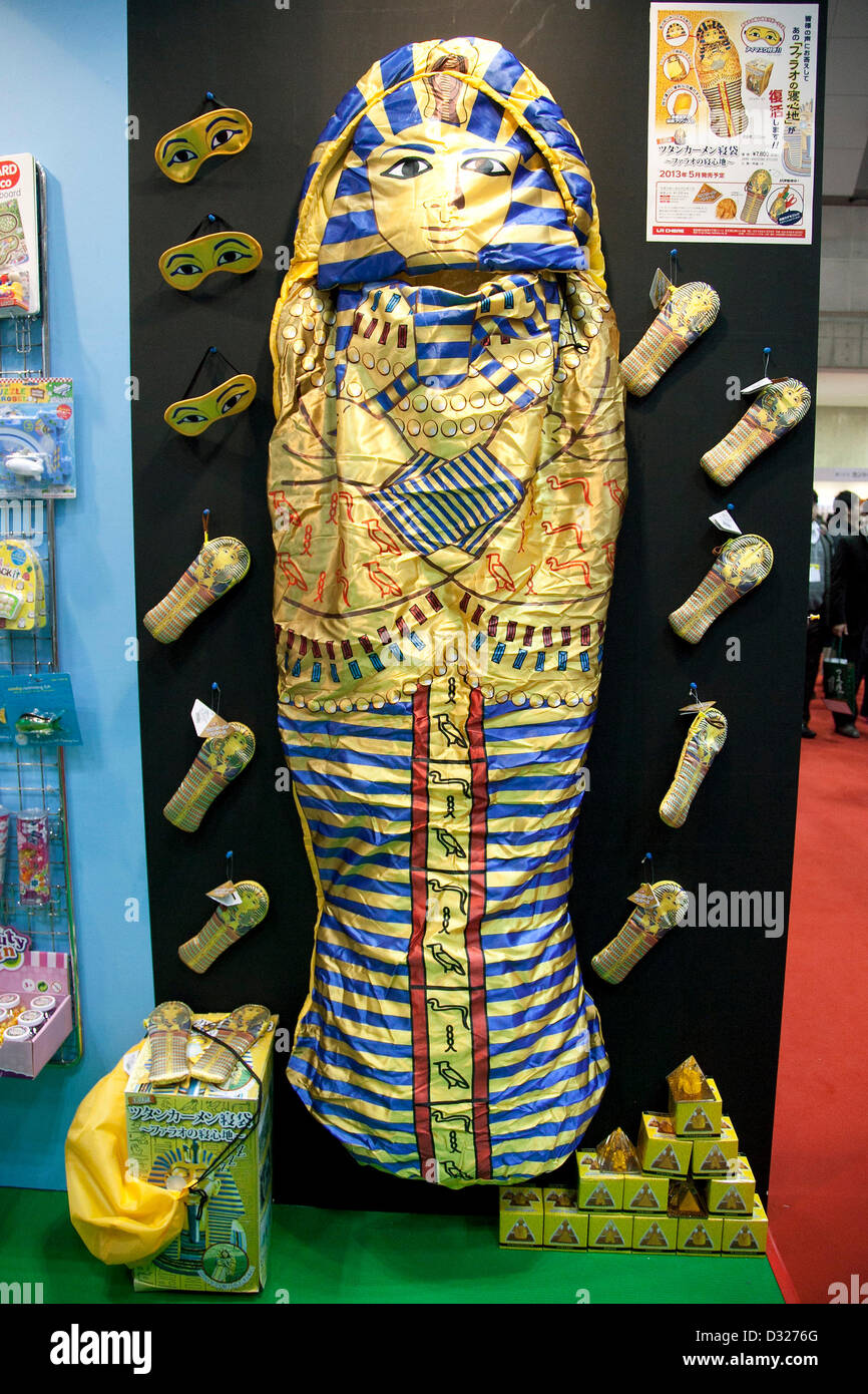 El 7 de febrero de 2013, Tokio, Japón - un saco de dormir como sarcófago  egipcio en TIGS en Tokio. El 75º Tokyo International Gift Show (TIGS) es  una exhibición de sus