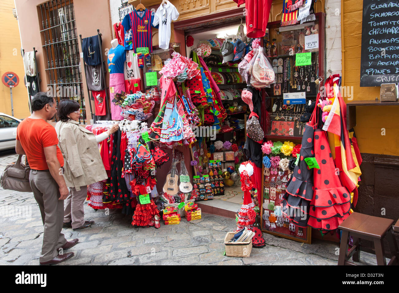 Turista de compras en una tienda de souvenirs, Sevilla, España Foto de stock