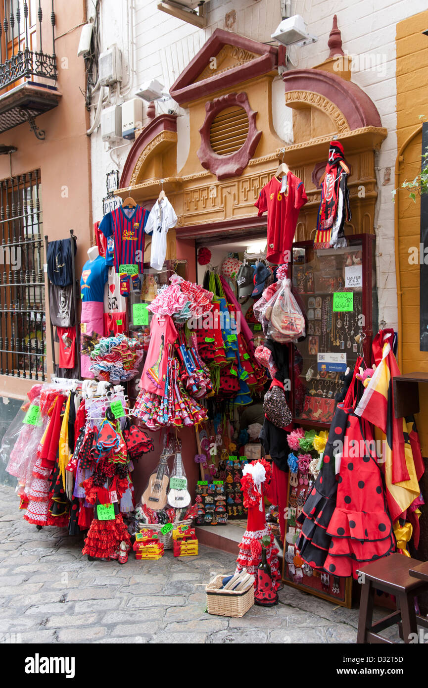 Tienda de venta de recuerdos para turistas, Sevilla, España Foto de stock