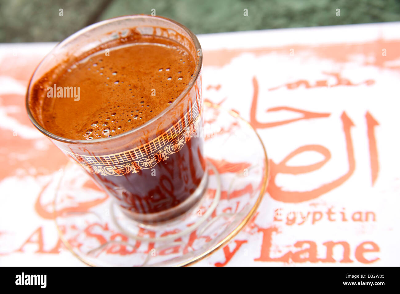 El café se sirve en Egipto un Coffee House en Luxor, Egipto Foto de stock