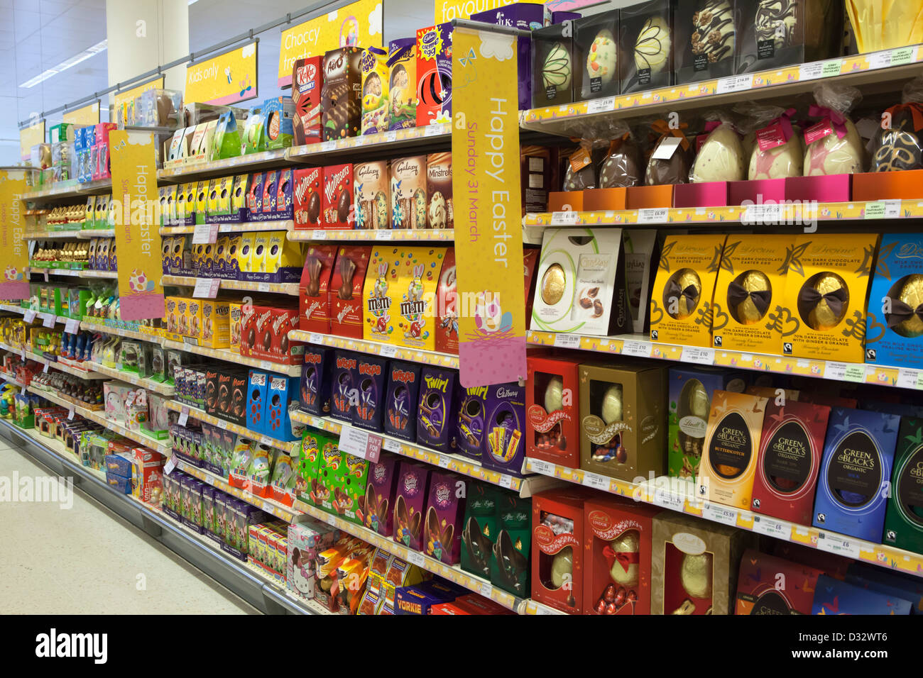 Los huevos de pascua en las estanterías del supermercado Waitrose Foto de stock