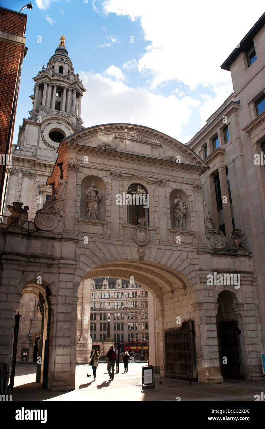 El Temple Bar Gateway, arco de Paternoster Square de Londres a la Catedral de San Pablo, Londres, Inglaterra, Reino Unido Foto de stock