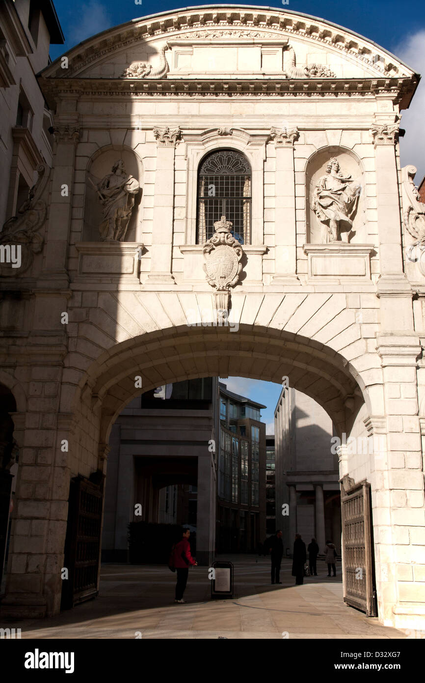 El Temple Bar Gateway, arco de Paternoster Square de Londres a la Catedral de San Pablo, Londres, Inglaterra, Reino Unido Foto de stock