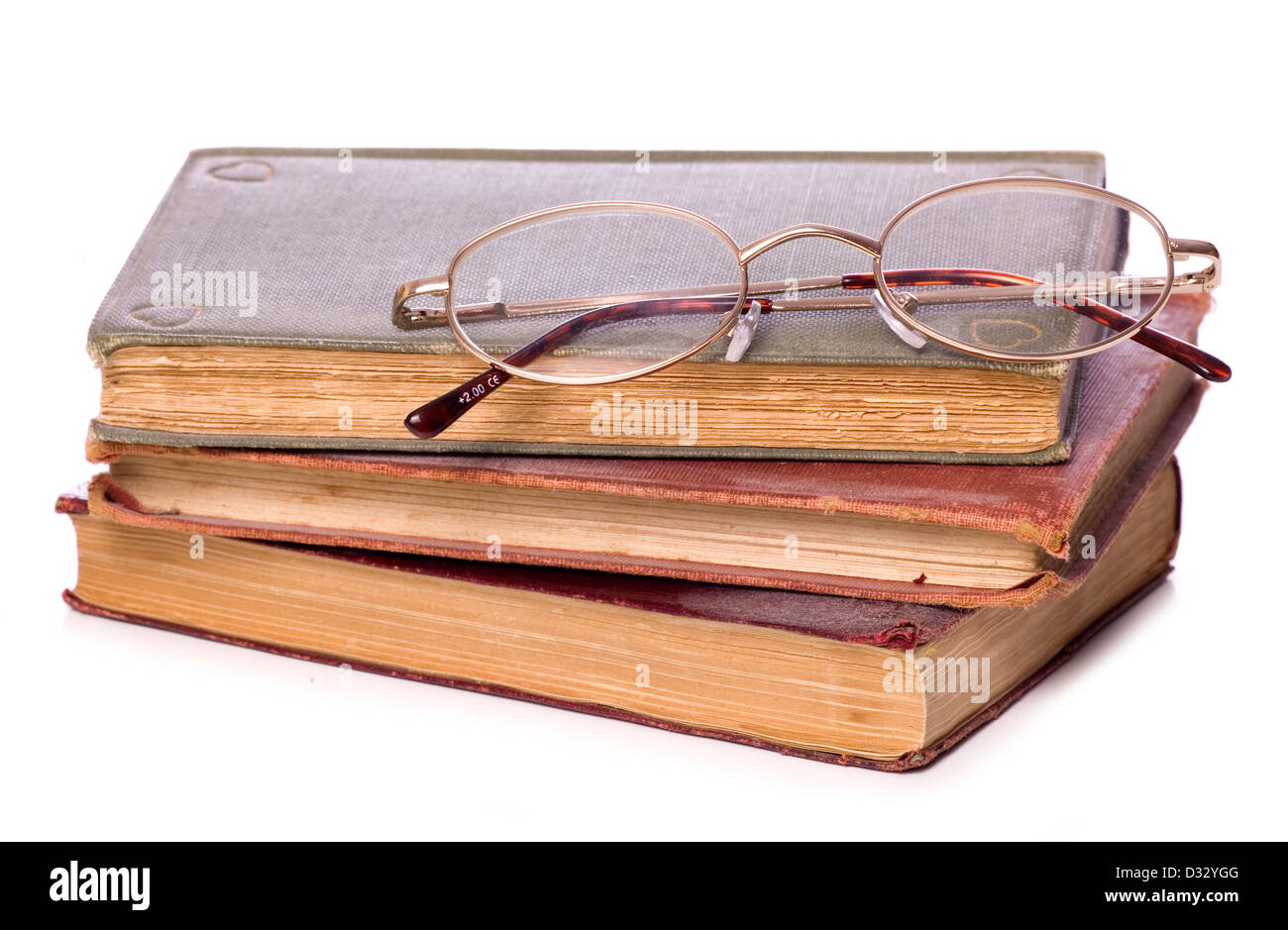 Pila de libros antiguos y gafas de lectura studio recorte Foto de stock