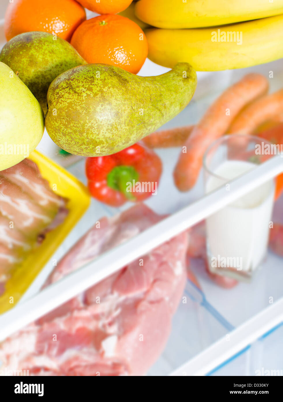 Abra frigorífico lleno de frutas, verduras y carne con marcada calorías Foto de stock