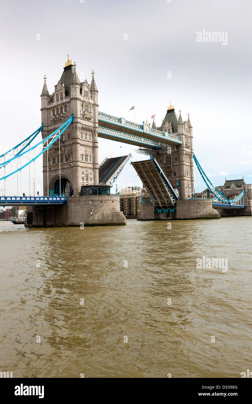 Tower Bridge sobre el río Támesis, Londres, Inglaterra, Reino Unido, Europa Foto de stock