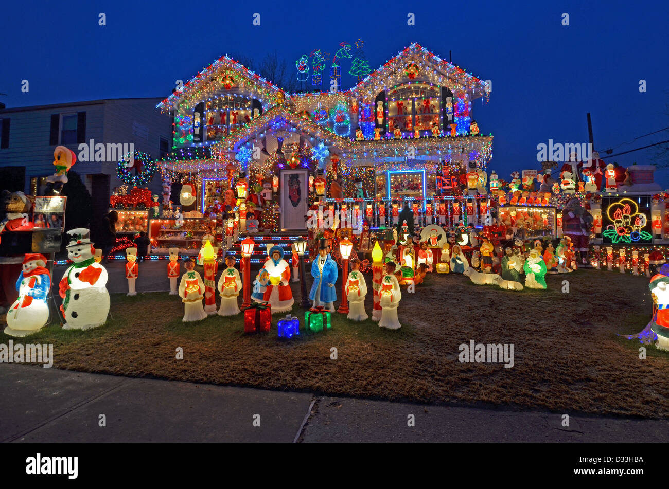 Casa en Bayside, Queens, Nueva York, con la iluminación de Navidad muy elaborada y decoraciones. Foto de stock