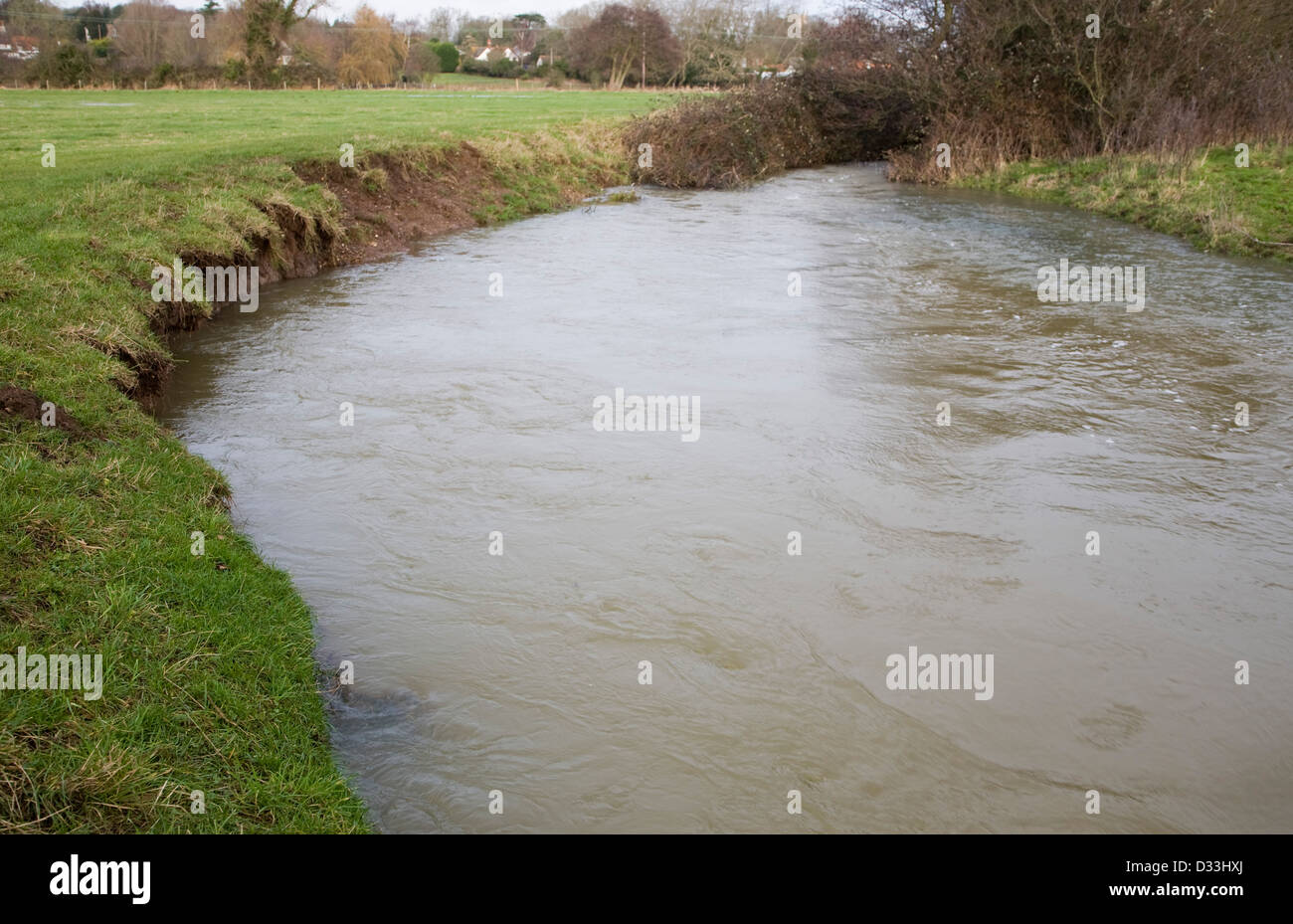 Nivel alto de agua y velocidad de subcotización bancos fluviales sobre el río deben, Ufford, Suffolk, Inglaterra Foto de stock