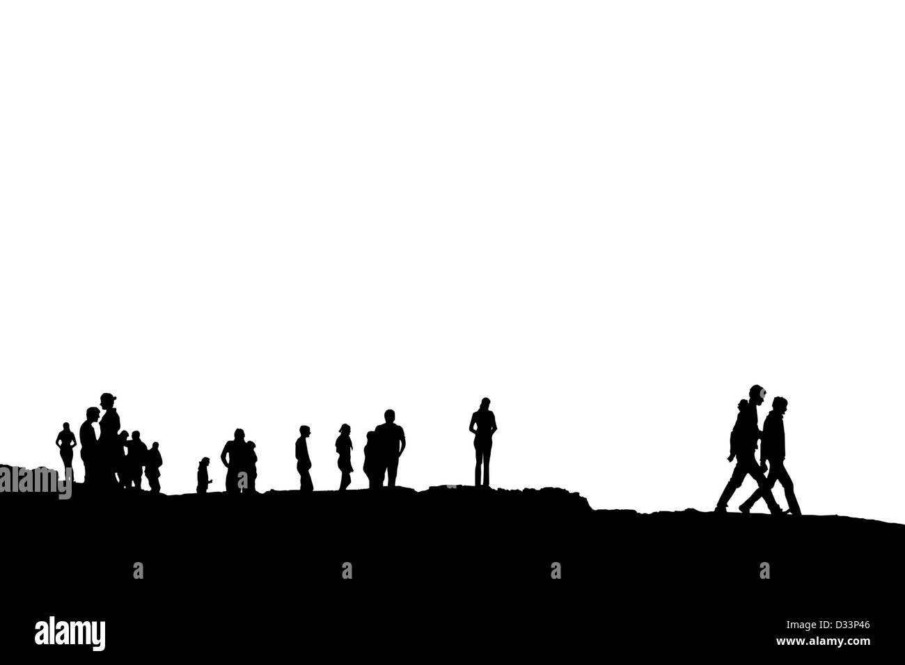 Silueta de multitud de gente en el pico o al borde de un acantilado en Irlanda con trazado de recorte Foto de stock