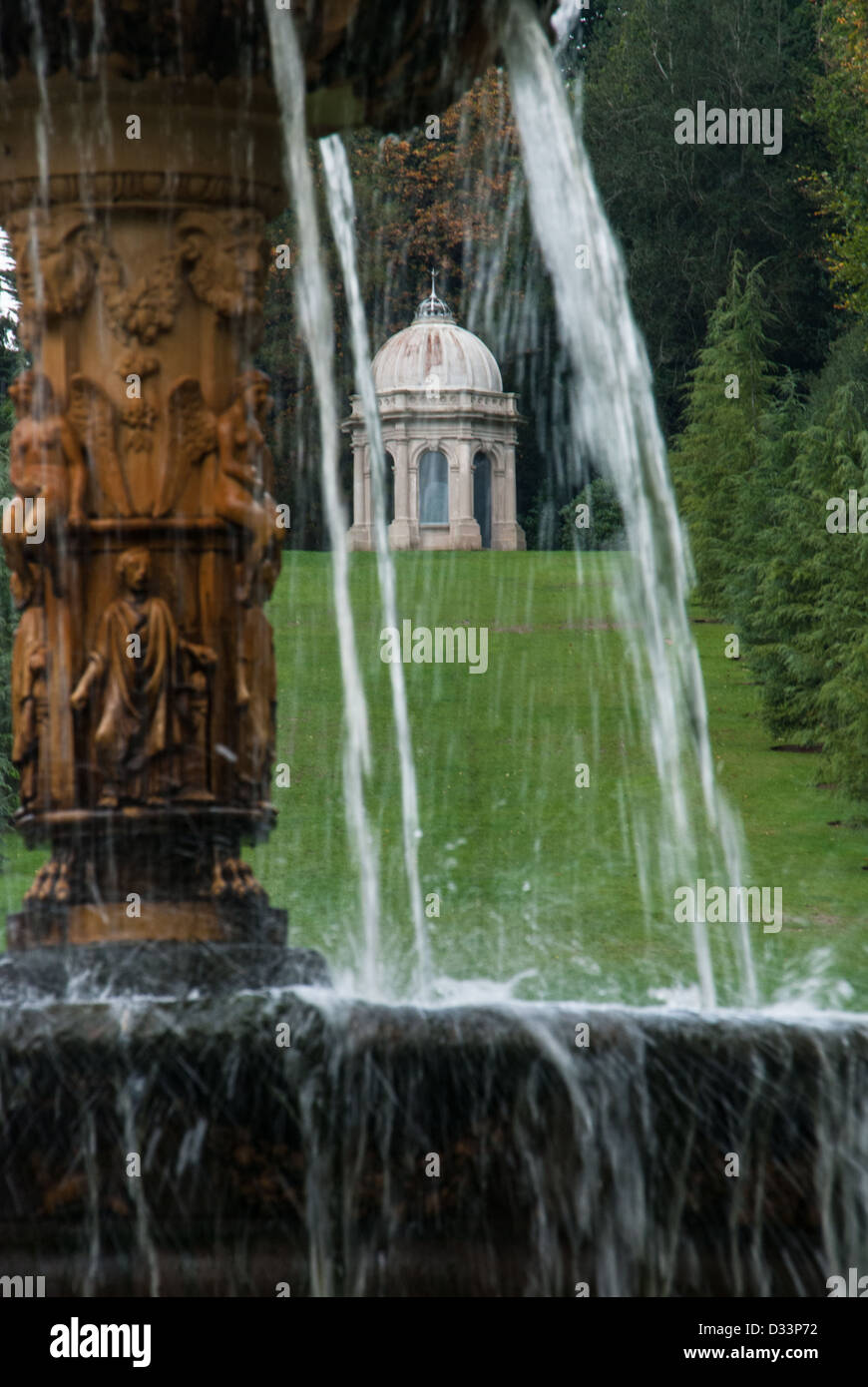 Una fuente y pérgola en el parque inglés Fotografía de stock Alamy