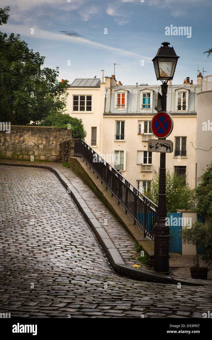 Callejón a la Butte de Montmartre en París, Francia Foto de stock