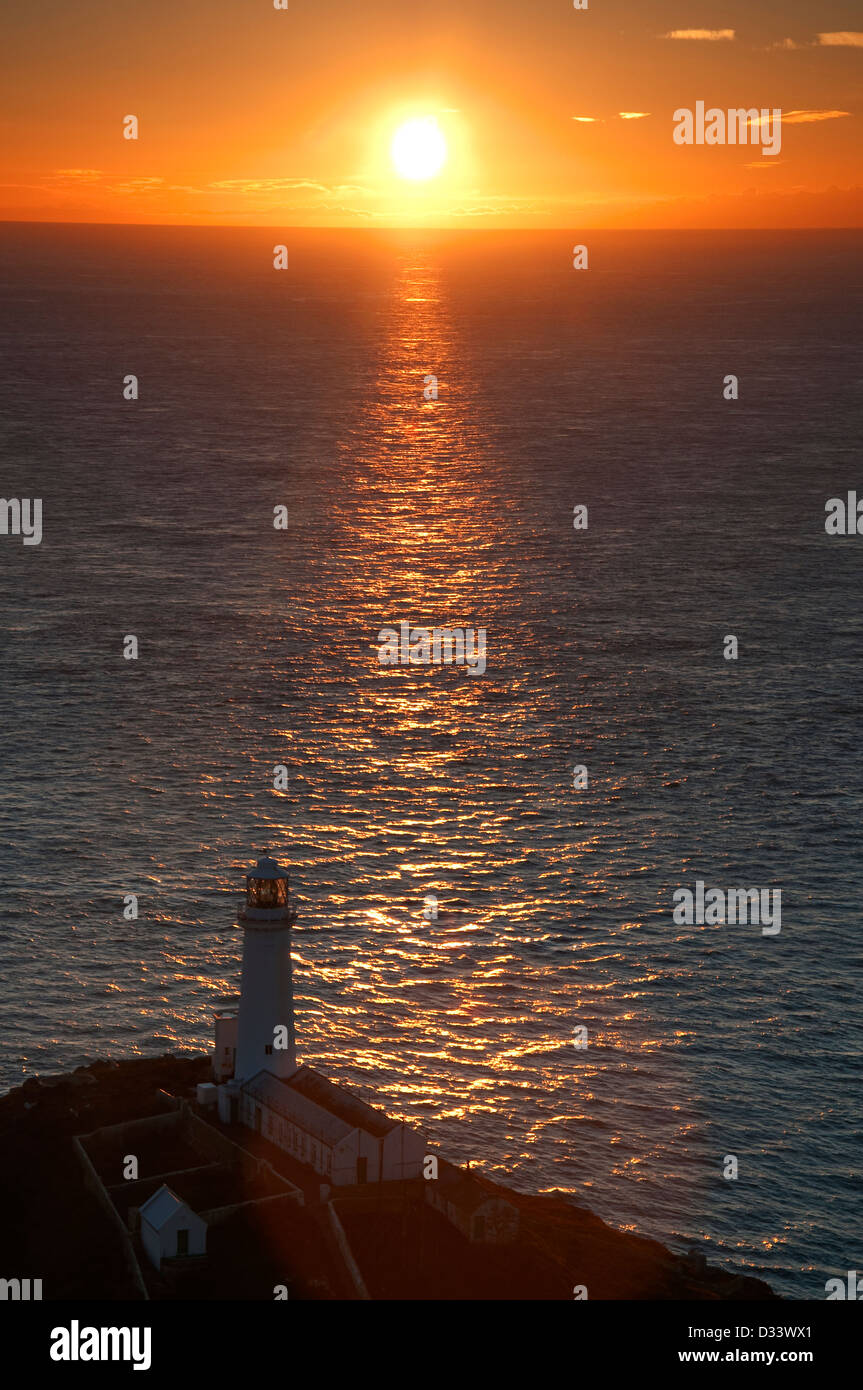 Puesta de sol en el sur de pila, Anglesey Gales UK Foto de stock