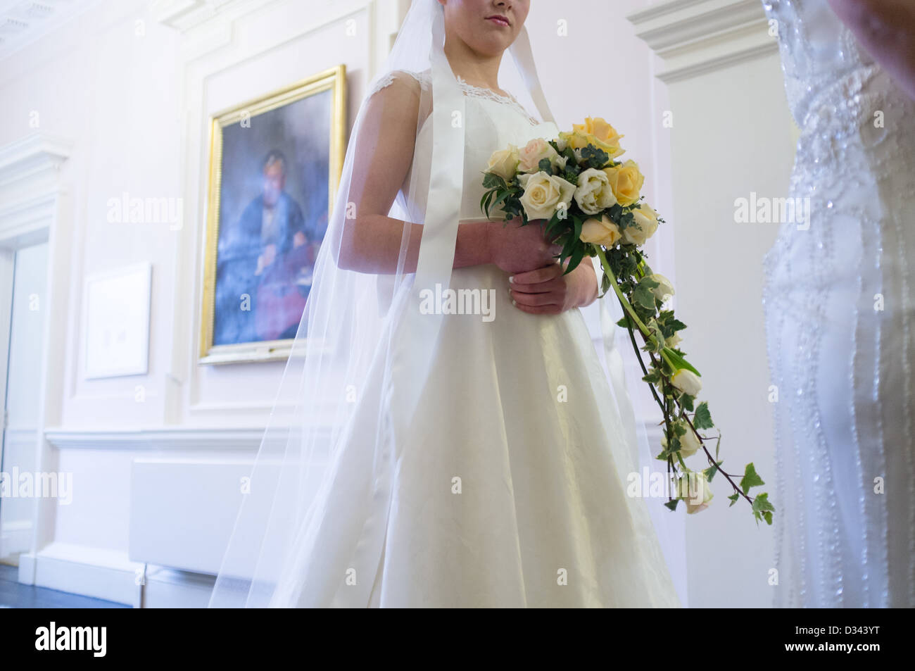 Los 136 vestidos de novia sencillos más elegantes de 2023