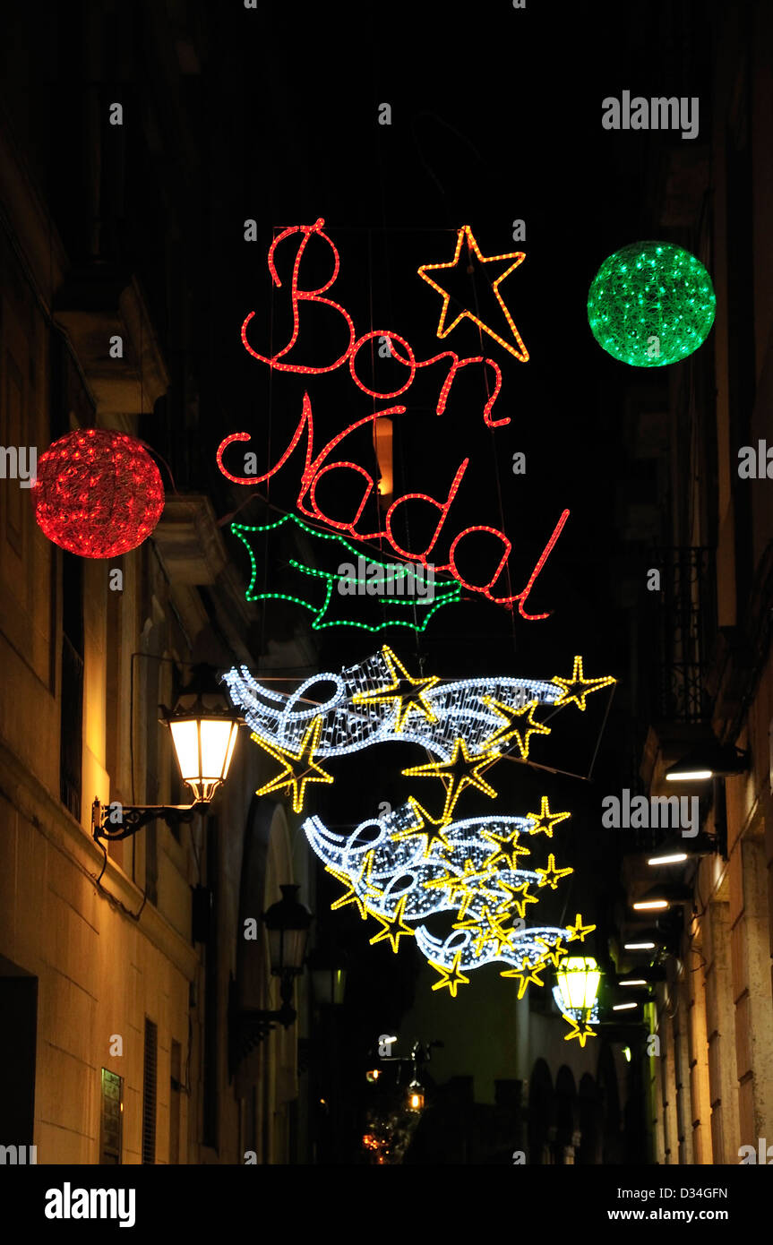 Barcelona, Cataluña, España. Adornos de Navidad - Bon Nadal / Feliz Navidad  Fotografía de stock - Alamy