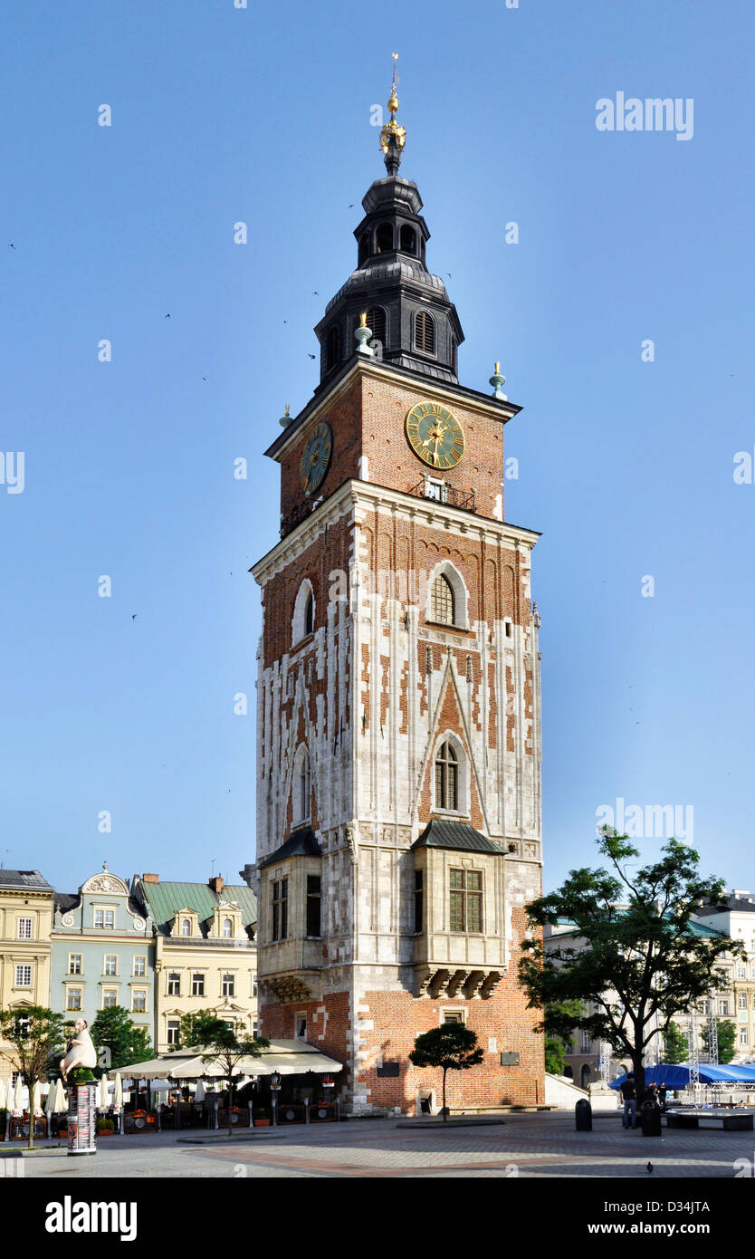Torre con el reloj del ayuntamiento en la Plaza del mercado (Rynek) en Cracovia, Polonia. Foto de stock