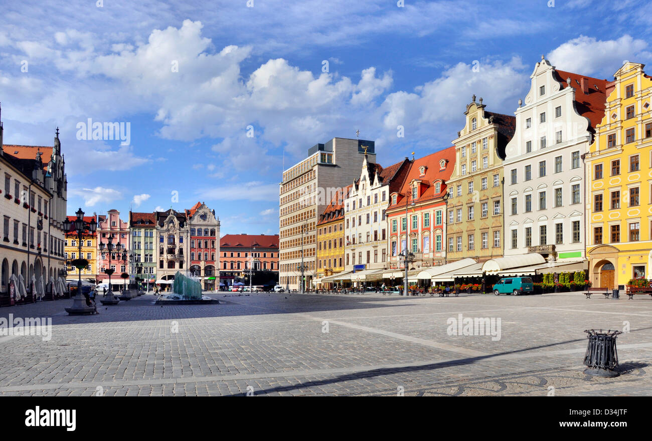 El Rynek (Plaza del Mercado) en Wroclaw (Breslau), Polonia con la vieja complejos habitacionales Foto de stock