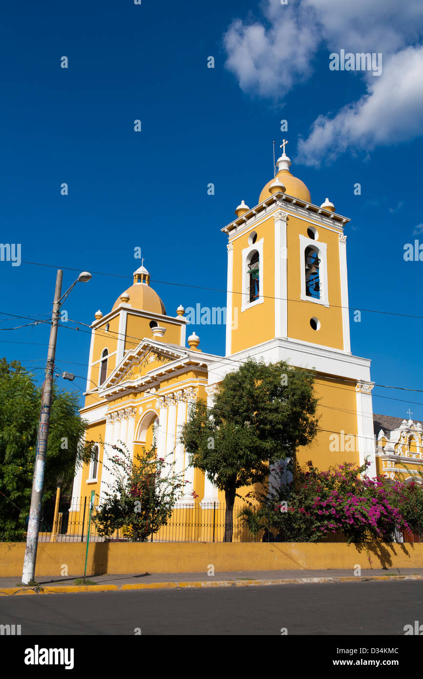 La fachada de color amarillo brillante, de la Iglesia de Nuestra Señora