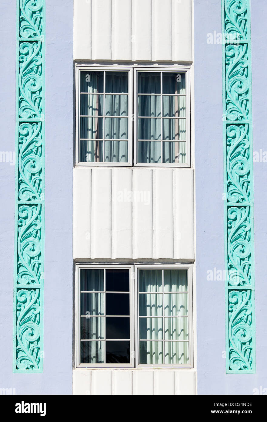 Detalle de dos ventanas, el Distrito Art Deco de South Beach, Miami Beach, EE.UU. Foto de stock