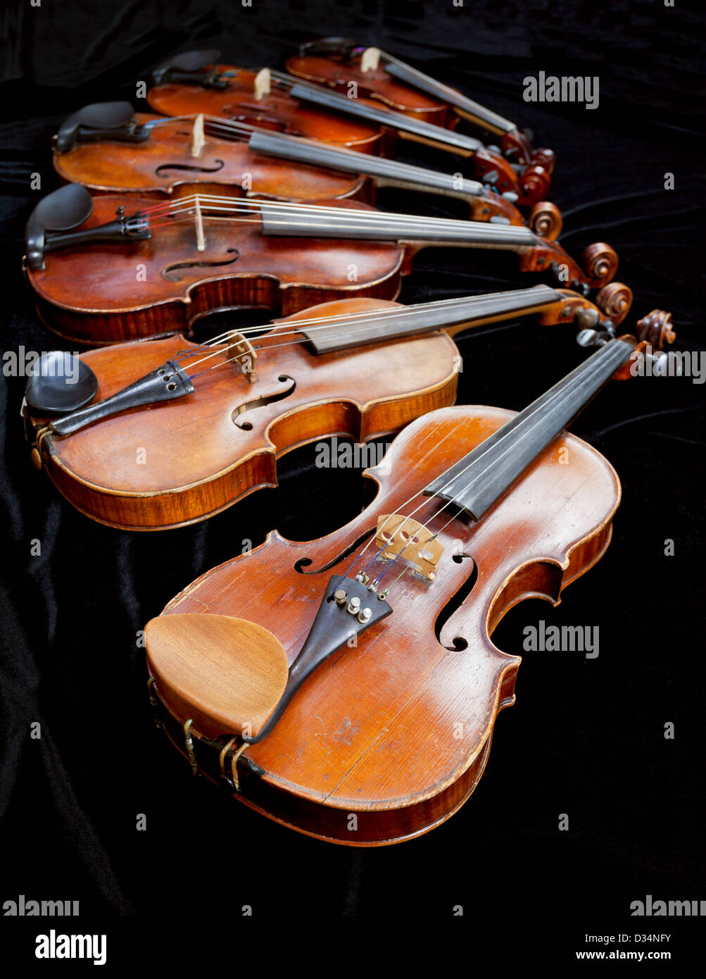 Diferentes tamaños de violines con fondo negro cerrar Fotografía de stock -  Alamy