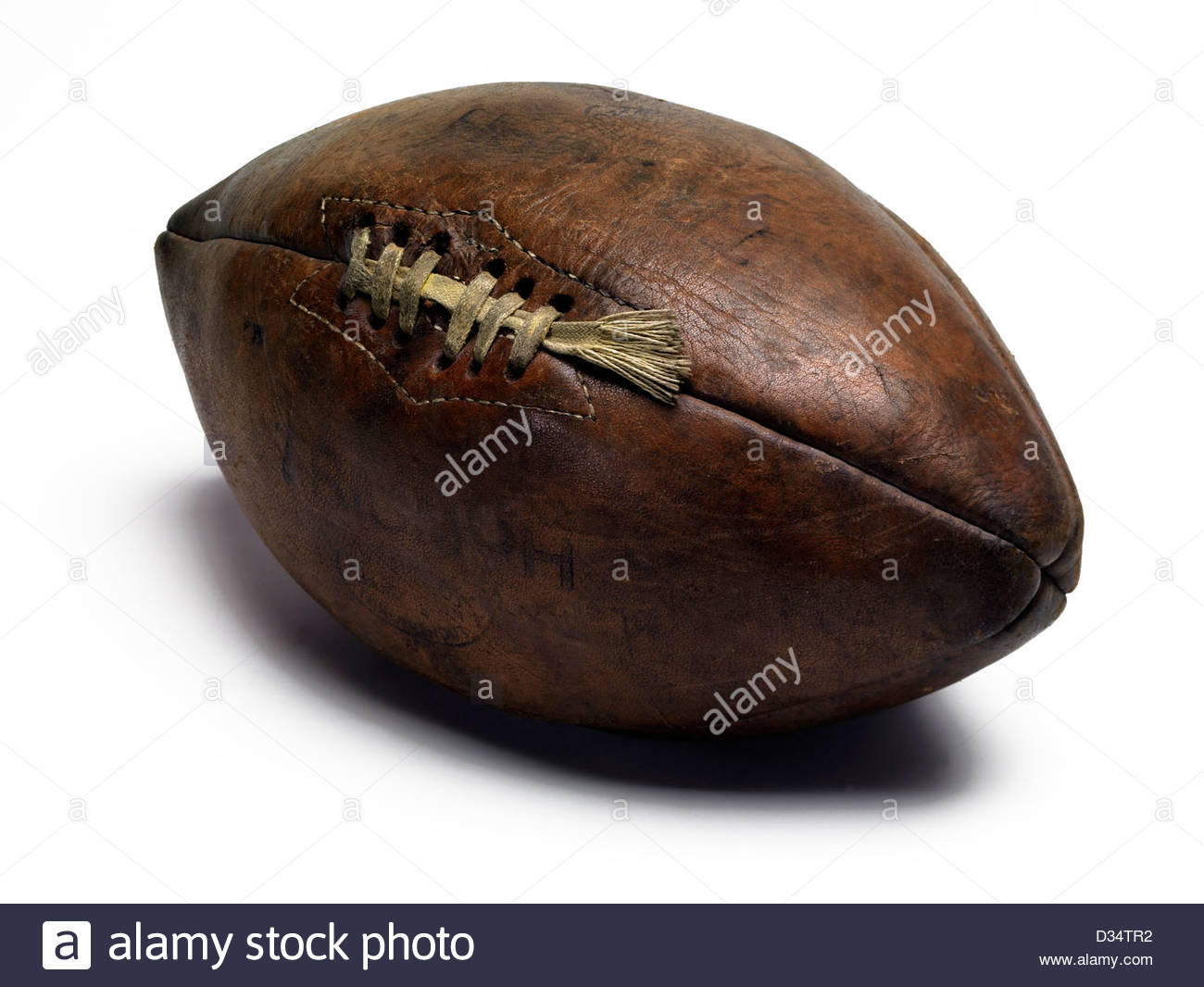 Pelota de rugby de ángulo de tres cuartos Foto & Imagen De Stock ... Pelota de rugby de ángulo de tres cuartos Foto & Imagen De Stock ...