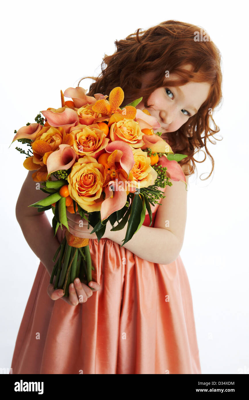 Chica sujetando un ramo de flores Fotografía de stock - Alamy
