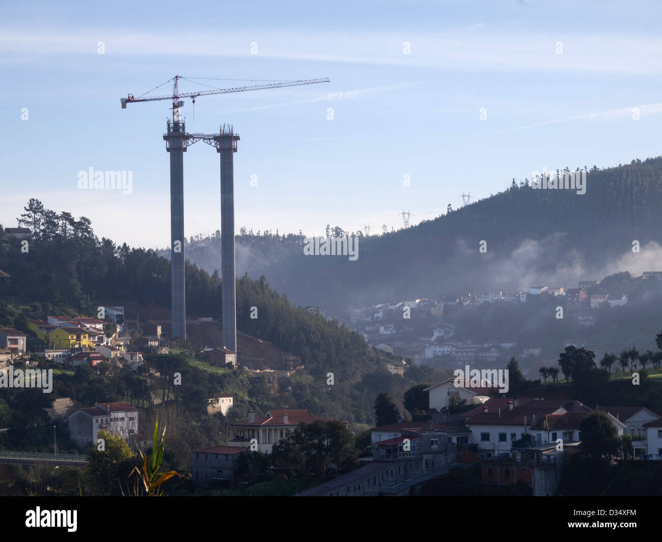 Grúa de construcción construcción de pilares de puentes contra un cielo azul Foto de stock