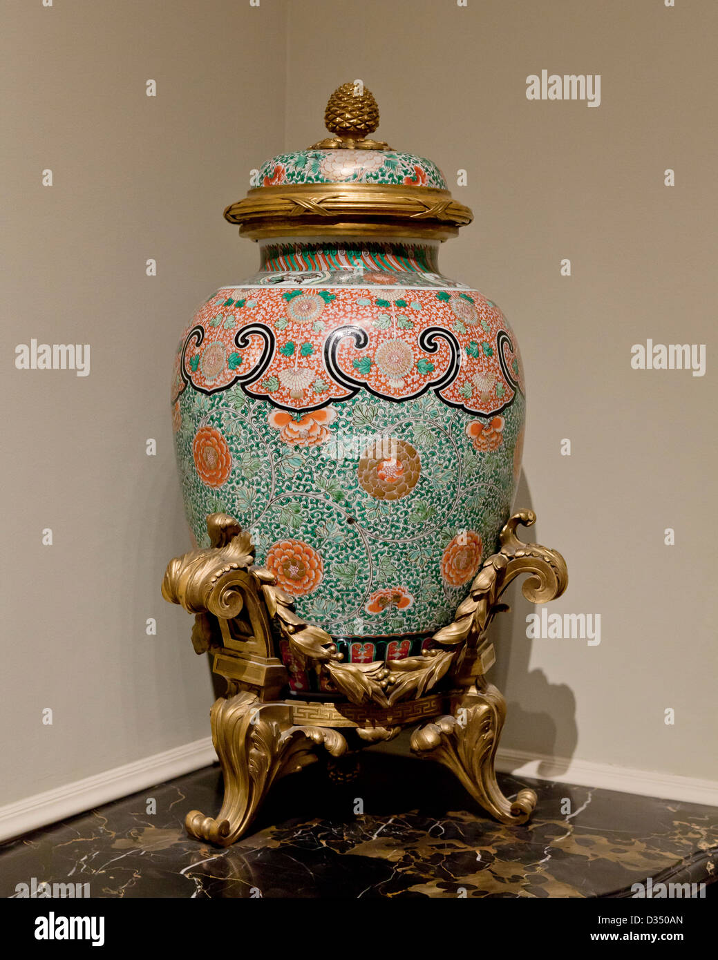 Jarra de porcelana china de la dinastía Qing - alrededor de mediados del siglo XVIII Foto de stock