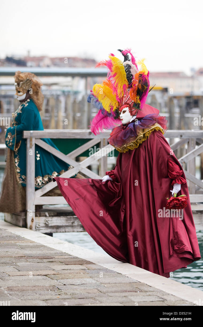 Hombre que llevaba una máscara veneciana tradicional para el Carnaval de  Venecia Fotografía de stock - Alamy