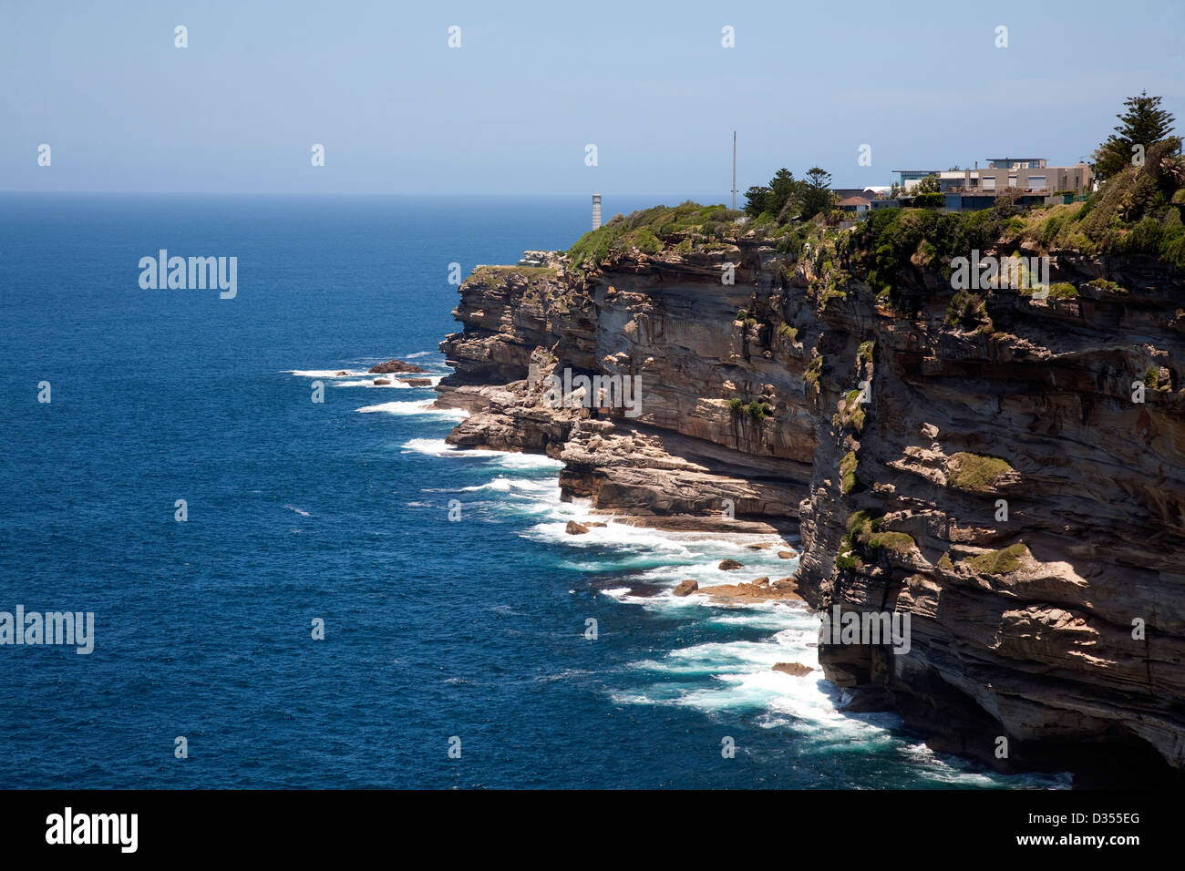 Casas en acantilado a lo largo de la costa de Diamond Bay Sydney Australia Foto de stock