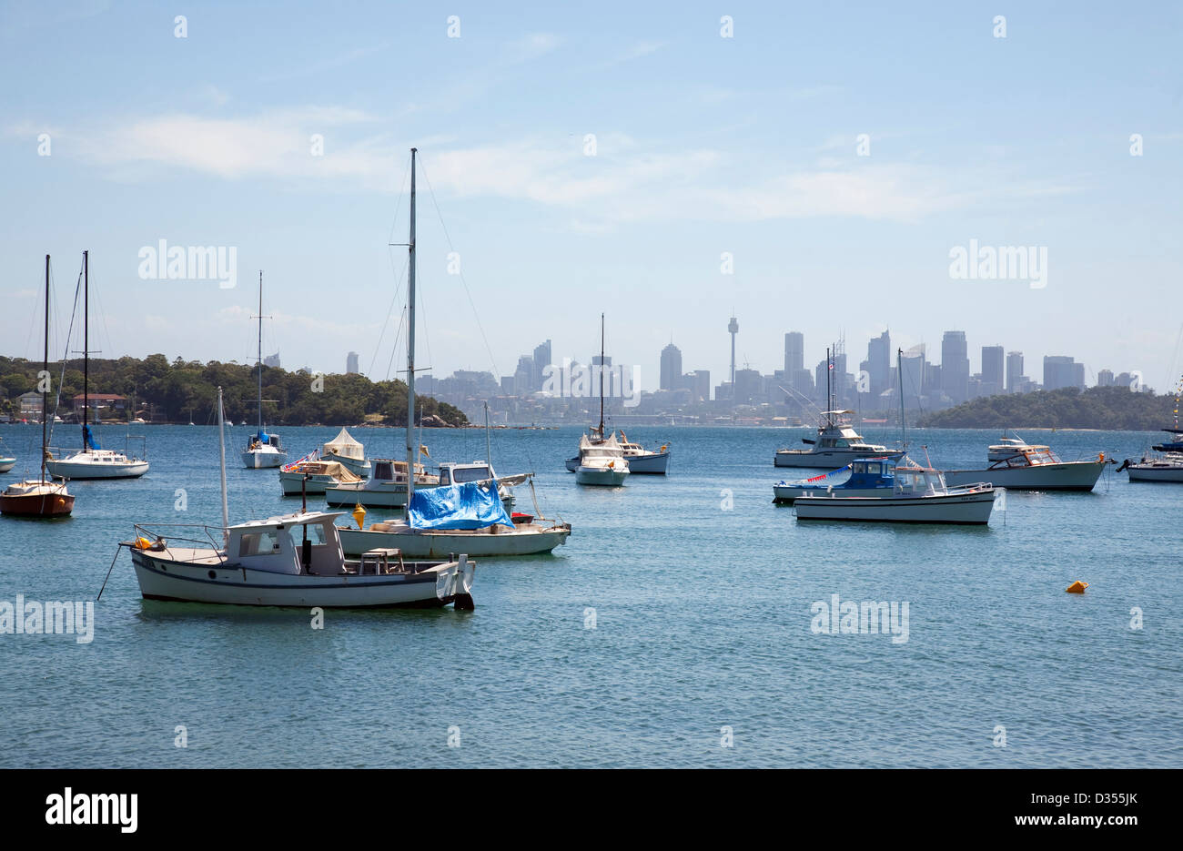 Yates anclados en Watson's Bay Sydney Australia con miras a la CBD Foto de stock
