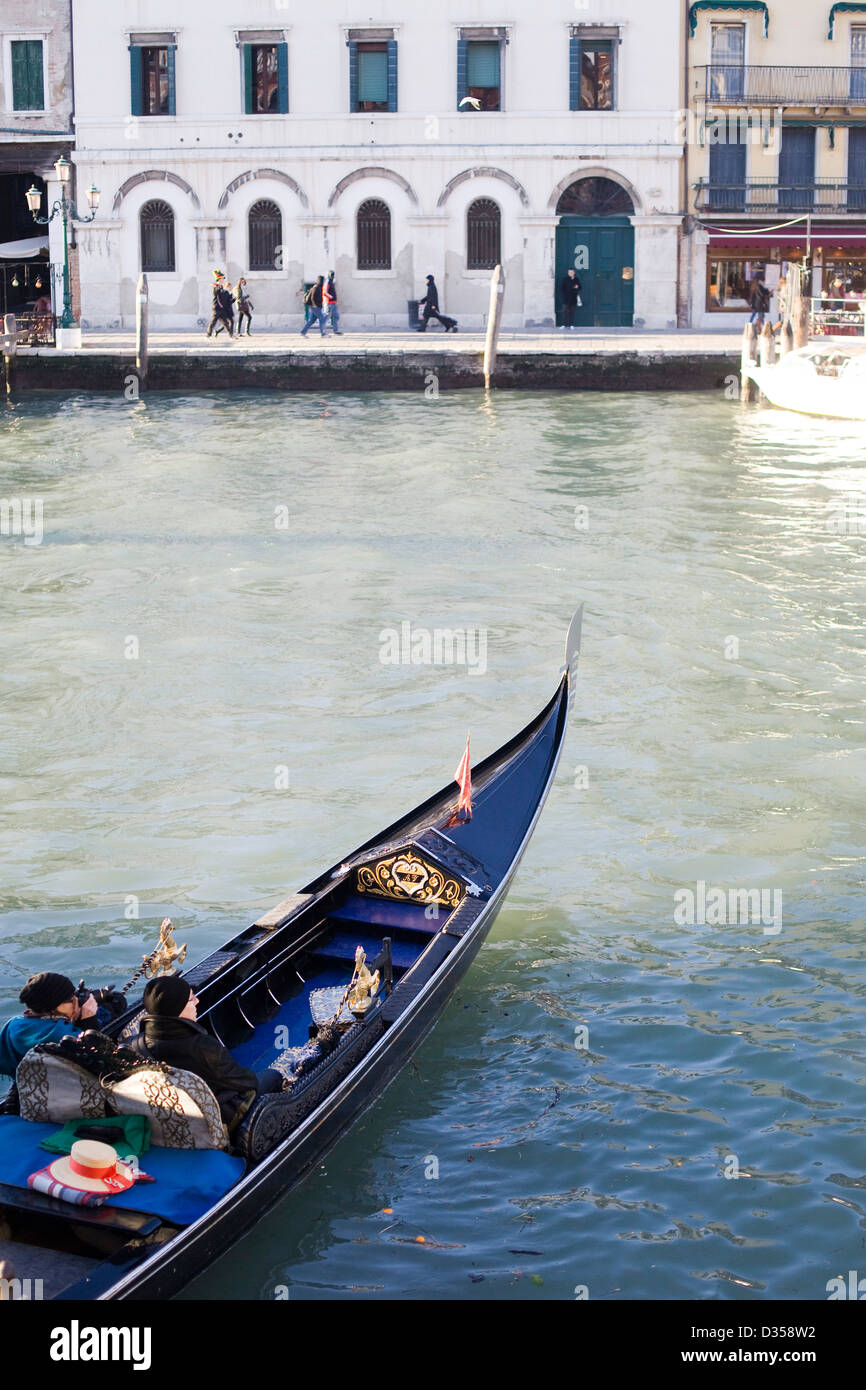 Góndola veneciana de fondo plano tradicional bote de remos en el Gran Canal  de Venecia Italia Fotografía de stock - Alamy