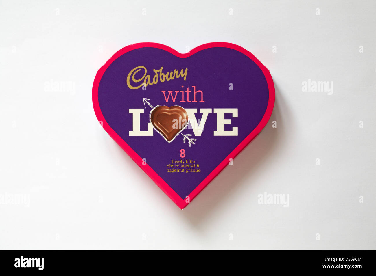 Caja en forma de corazón con dulces de chocolate aislado sobre