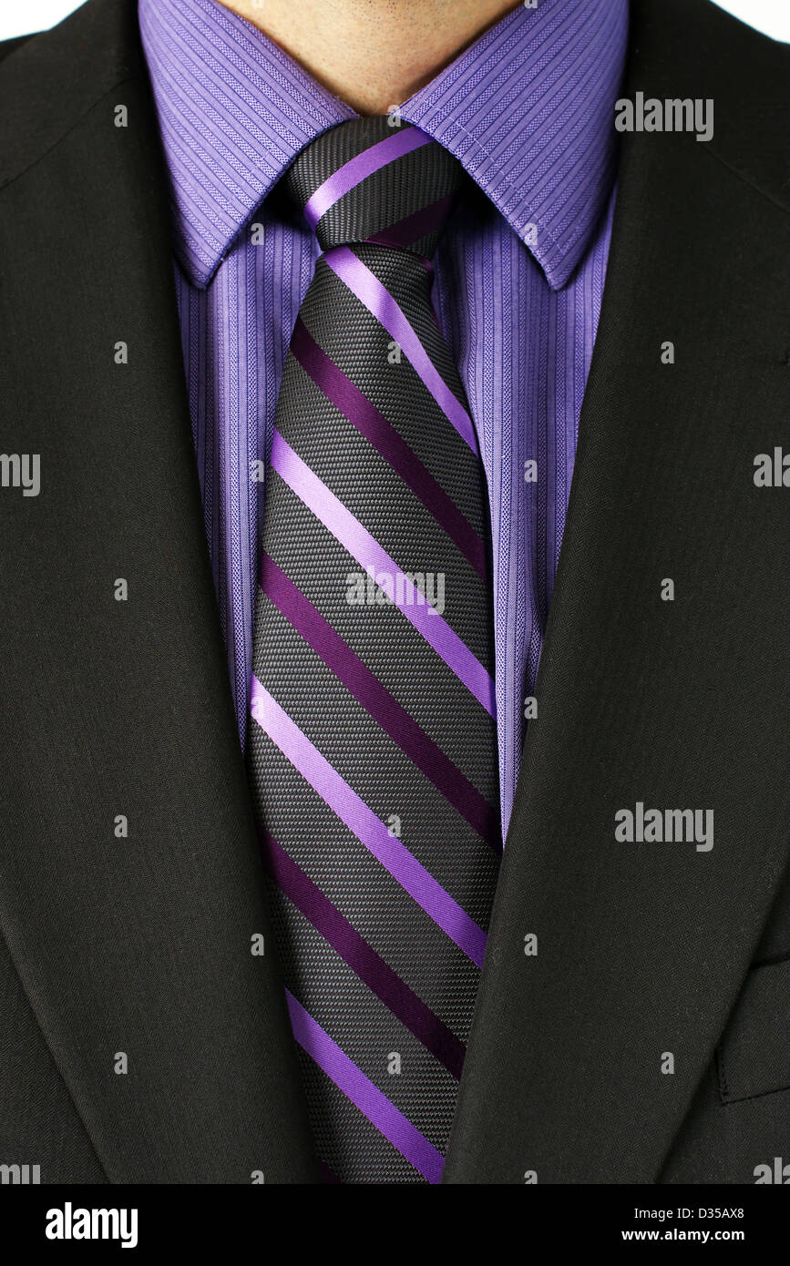 de un empresario el torso en traje negro o gris oscuro con camisa púrpura y una corbata a rayas, grandes detalles de la industria textil Fotografía de stock - Alamy