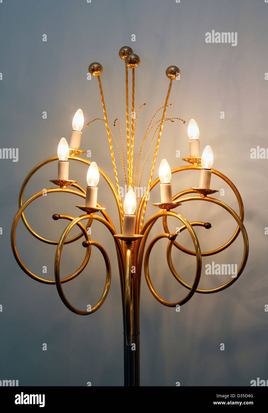 Lámpara de suelo con la quema de lámparas en forma de una elegante flor Foto de stock