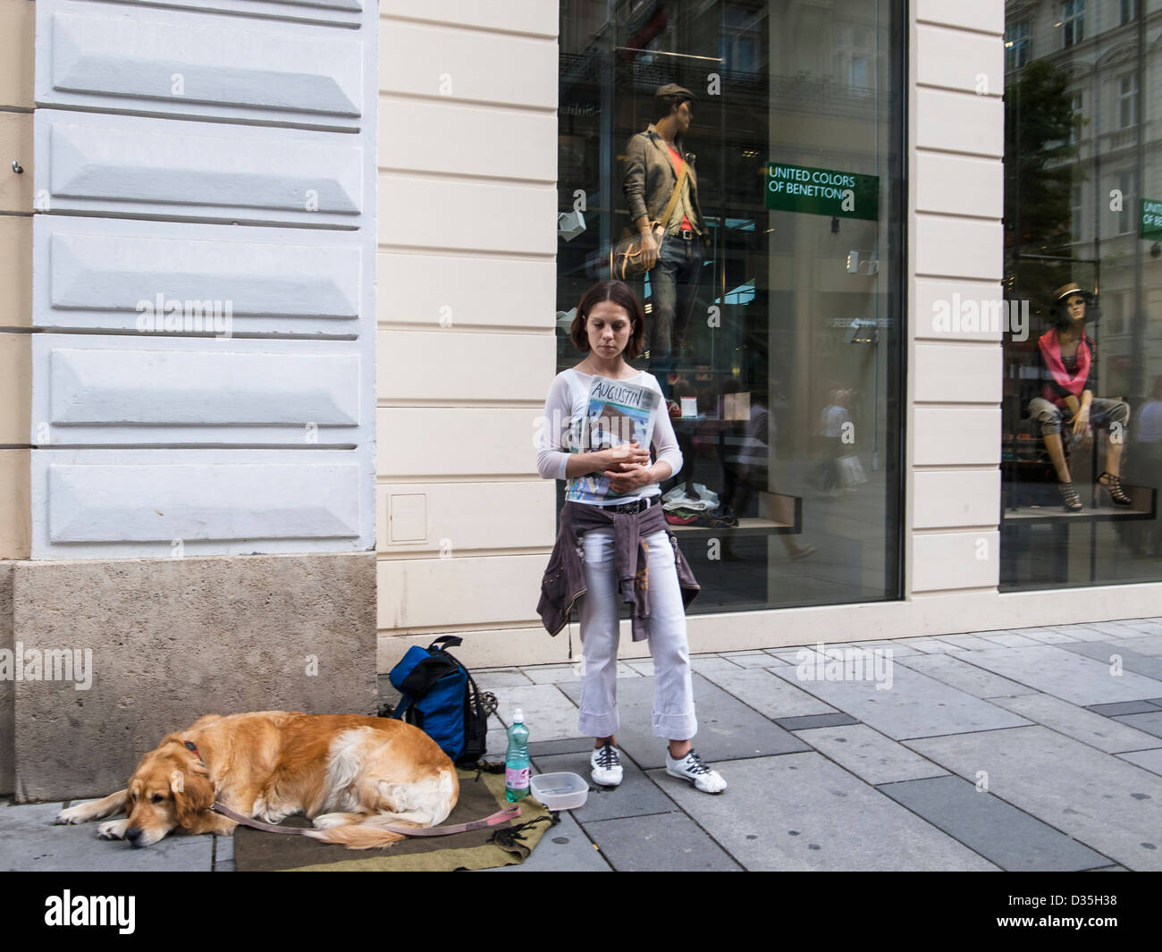 Mujer vendiendo Agustín, revista con su perro enfrente de colores unidos de  Benetton shop Fotografía de stock - Alamy