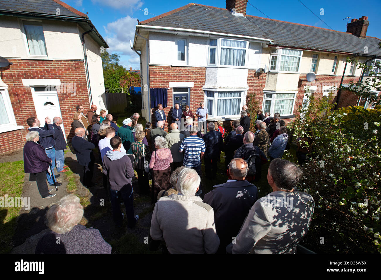 Vista general de la inauguración de una placa azul en honor de Ronnie Barker en su antigua casa familiar en Cowley, Oxford Foto de stock