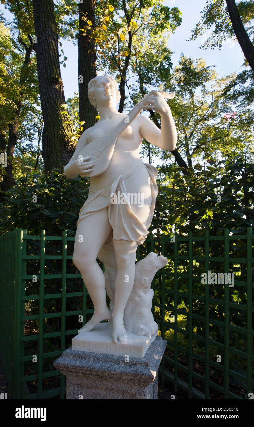 Monumento y la arquitectura de jardín de verano. st. Petersburgo Foto de stock
