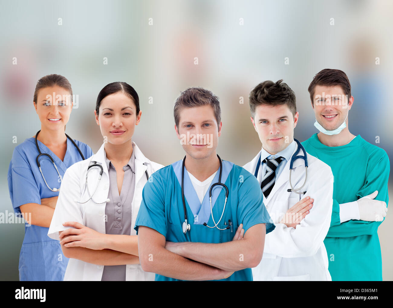 Trabajadores del hospital sonriente en línea permanente Foto de stock