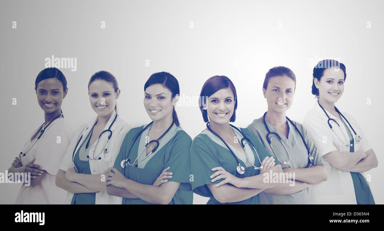 Trabajadores del hospital femenino de pie brazos cruzados en línea Foto de stock