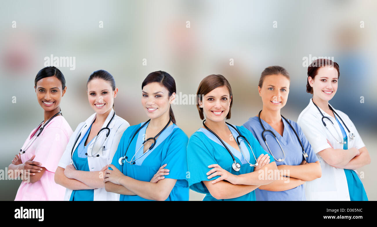 Trabajadores del hospital femenino de pie brazos cruzados Foto de stock