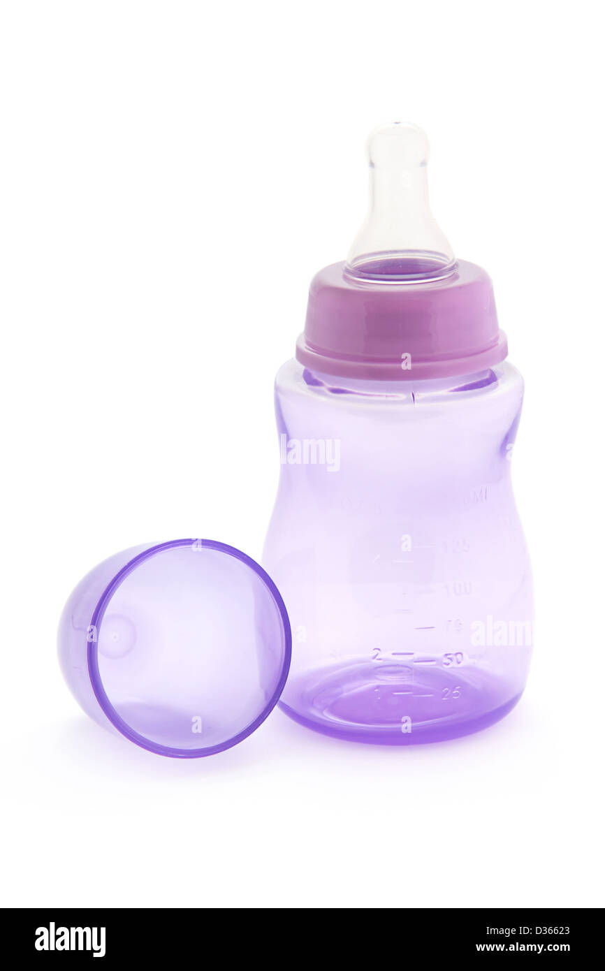 Los bebés botella púrpura sobre un fondo blanco. Foto de stock