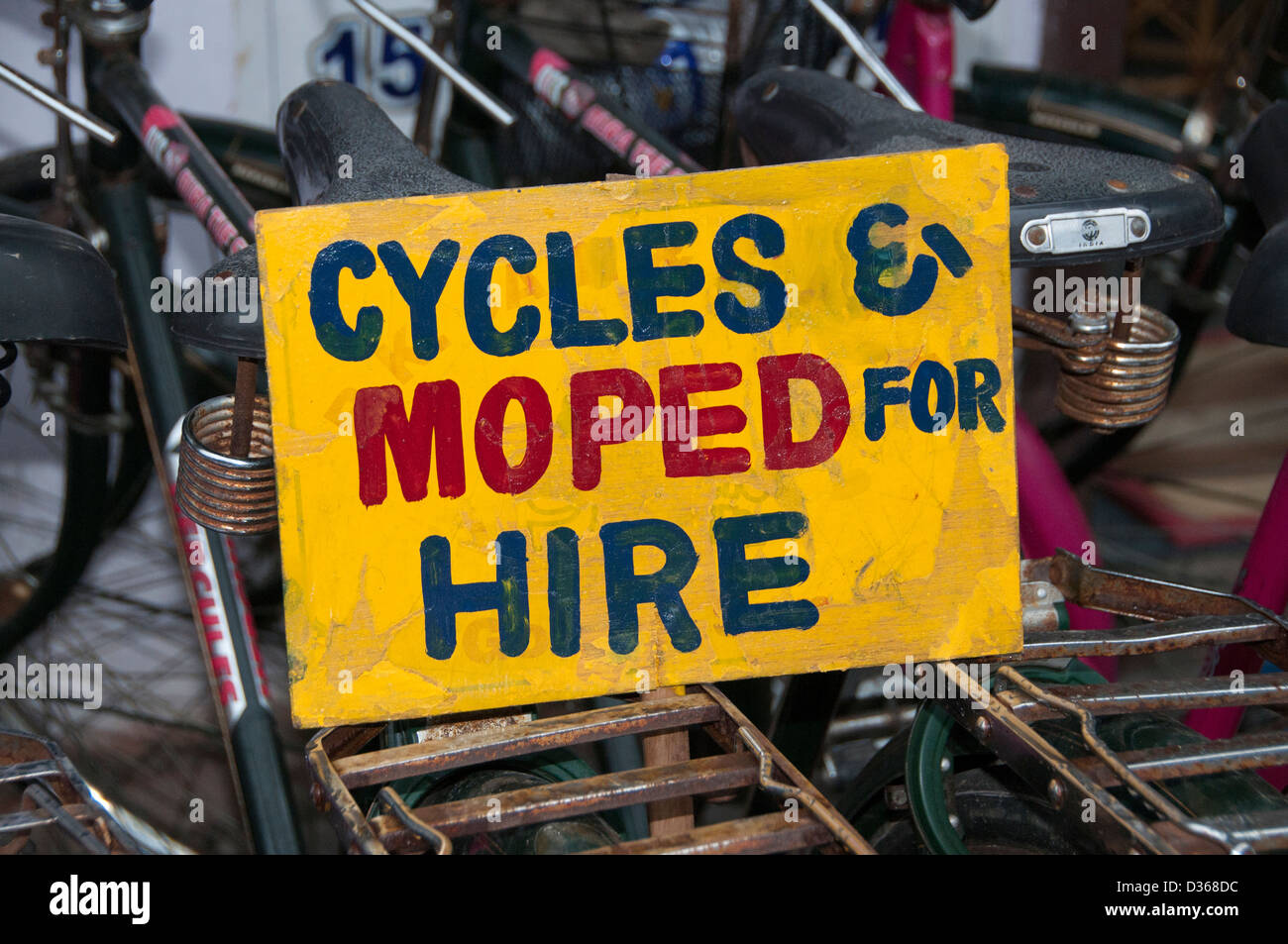 Ciclos para alquilar ciclomotores Kovalam Cobelon Covelong ( o ) de Tamil Nadu, India Foto de stock